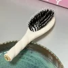 N.03 La Petite Brosse Cuir Chevelu Sensible L’INDISPENSABLE DOUCEUR Blanc Crème|La Bonne Brosse Sale