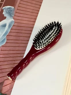 N.03 La Petite Brosse Cuir Chevelu Sensible L’INDISPENSABLE DOUCEUR Rouge Cerise|La Bonne Brosse Best