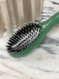 N.03 La Petite Brosse Cuir Chevelu Sensible L’INDISPENSABLE DOUCEUR Vert Amande|La Bonne Brosse Flash Sale